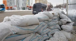 Вячеслав Гладков поручил восстановить разрушенные защитные конструкции из мешков с песком