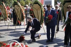 Вячеслав Гладков возложил цветы к мемориалу «Скорбящая мать»