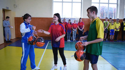 Борисовские школы получили баскетбольные мячи