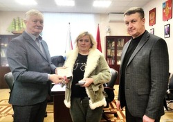 Владимир Переверзев и Андрей Захаров передали орден Мужества погибшего в СВО бойца его жене