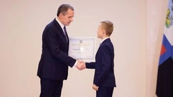 Вячеслав Гладков наградил губернаторскими стипендиями 45 белгородских школьников 