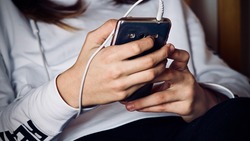 Минпросвещения порекомендовал ограничить использование мобильных телефонов в школах