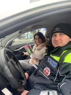 Борисовские автоинспекторы подарили автоледи цветы