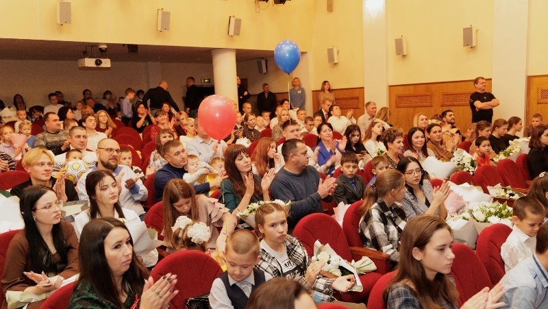 Вячеслав Гладков наградил знаками «Материнская слава» и «Отцовская слава» лучших родителей области 