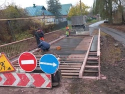 Специалисты приступили к ремонту моста через реку Локня в селе Беленькое