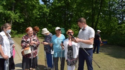 Жители Красного Кутка Борисовского района получили палки для скандинавской ходьбы