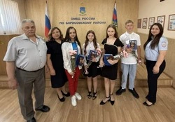 Борисовские школьники получили свои первые паспорта накануне Дня России