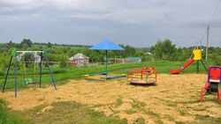 Работы по обустройству детской площадки завершились в селе Чуланово Борисовского района