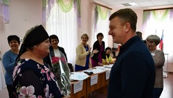 Владимир Переверзев поздравил с юбилеем члена УИК №335 Екатерину Бражникову