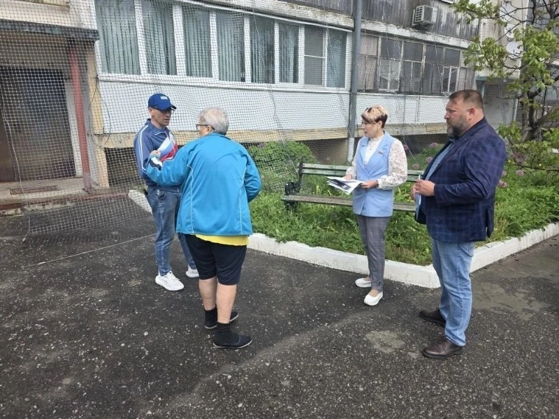 Борисовские единороссы провели общественный контроль за капремонтом двора в посёлке