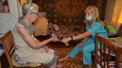 Пожилая жительница Борисовского района воспользовалась услугой «Санаторий на дому»