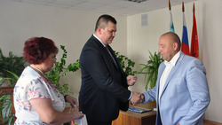 Председатель Избирательной комиссии вручил удостоверения депутатам поселкового собрания