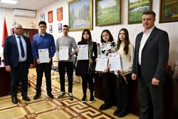 Пять студентов получили свидетельства на именную стипендию главы администрации Борисовского района