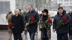 Вячеслав Гладков возложил цветы к мемориалам в память о погибших защитниках Родины 