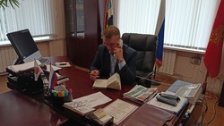 Первый замглавы администрации района Владимир Переверзев выслушал вопросы жителей 
