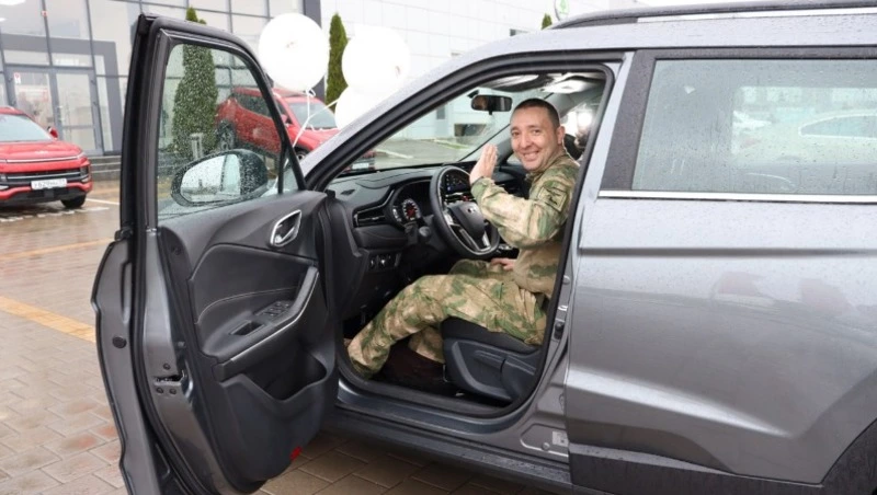 Белгородский филиал фонда «Защитники Отечества» вручил ветерану СВО ключи от новой машины