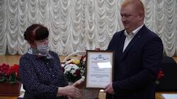 Андрей Иконников наградил Галину Черкашину Почётной грамотой департамента здравоохранения