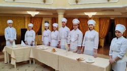 Студенты Борисовского техникума научились оригинально украшать столы салфетками при сервировке 