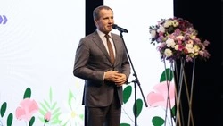 Вячеслав Гладков вручил 40 многодетным белгородкам почётные знаки «Материнская слава»