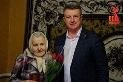 Владимир Переверзев вручил медаль 80-летия Победы бывшей узнице концлагеря 