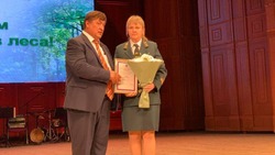 Замдиректора Борисовского лесничества Светлане Буриковой вручили благодарственное письмо губернатора