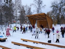 Представители старшего поколения провели тренировку по северной ходьбе с Дедом Морозом и Снегурочкой