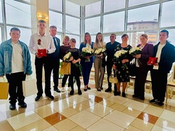 Вячеслав Гладков передал семьям борисовцев ордена Мужества