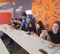 Сотрудник Борисовского Дома ремёсел провела мастер-класс для школьников  ко Дню Победы