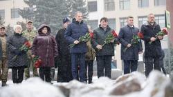 Вячеслав Гладков возложил цветы у мемориала в память о жертвах трагедии на Камышитовом заводе 