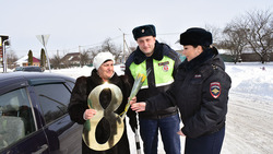 Сотрудники ГИБДД провели в Борисовке акцию «Цветочный патруль»