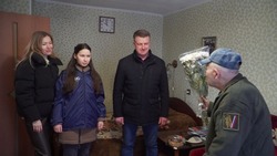 Владимир Переверзев поздравил ветерана с Днём защитника Отечества