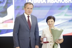 Губернатор вручил Галине Скорбач медаль «За заслуги перед землёй Белгородской» II степени