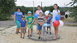 Две детские площадки открылись в сёлах Тёплое и Новоалександровка Борисовского района