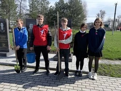 Ученики Крюковской СОШ высадили розы на Аллеи памяти и славы участников СВО