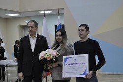 Вячеслав Гладков вручил борисовцам свидетельства на получение социальной выплаты «Молодая семья»