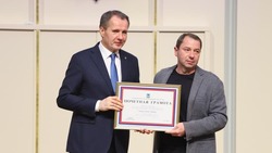 Вячеслав Гладков наградил лучших дорожников и водителей общественного транспорта