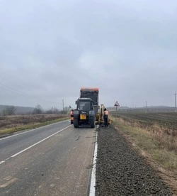 Ремонт участка дороги между тремя сёлами продолжается в Борисовском районе