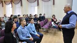 Белгородские писатели подарили ученикам Борисовкой средней школы №1 свои книги