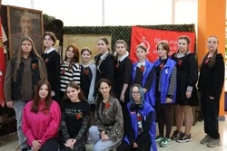 Борисовские школьники изготовили памятные броши с георгиевской лентой