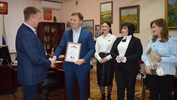 Глава администрации Борисовского района наградил специалистов отдела экономического развития и труда