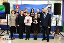 Восемь школьников получили свои первые паспорта в День флага Белгородской области