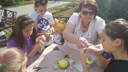 Сотрудники Дома ремёсел помогли борисовским детям изготовить сувениры своими руками