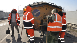 ГК «БелЗНАК» приступила к ямочному ремонту дорог в Борисовском районе
