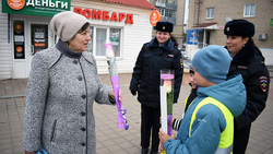 Инспекторы ГИБДД и кадеты Борисовской школы №1 поздравили женщин с предстоящим Днём матери