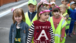 Борисовские дошкольники присоединились к акции «Шагающий автобус»