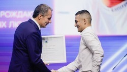 Вячеслав Гладков наградил именными стипендиями активных и талантливых студентов