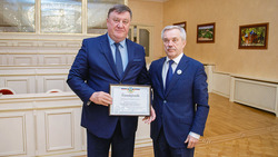 Евгений Савченко вручил борисовцам областные награды