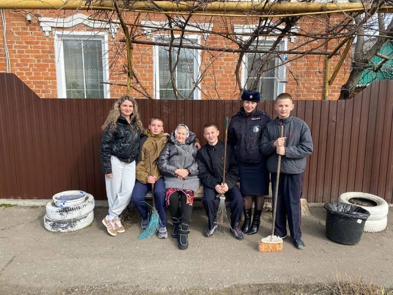 Сотрудники полиции и кадеты провели День добрых дел в Борисовке