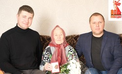 Медали в честь юбилея Победы продолжают вручать жителям Борисовского района
