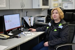 Оксана Охрименко работает диспетчером на комбикормовом заводе Новоборисовского ХПП со дня открытия